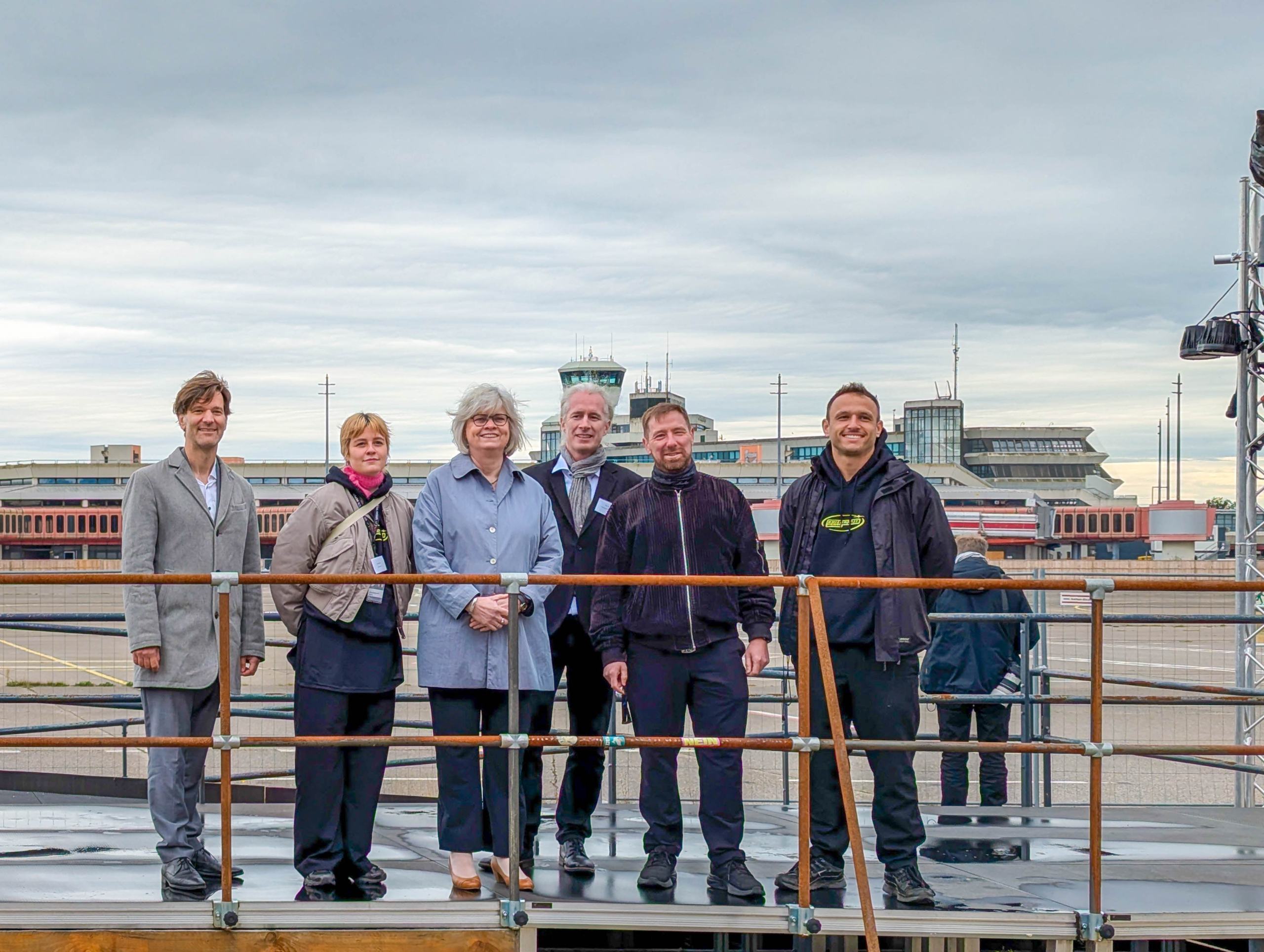 V.l.n.r. Florian Stiehler (Stiftung für Kulturelle Weiterbildung und Kulturberatung, Projektfonds Urbane Praxi), Lyn Cleo Reiners (khisdapaze e.V.), Cerstin Richter-Kotowski (Senatsverwaltung für Kultur und Gesellschaftlichen Zusammenhalt), Dirk Förster (KRB), Marcel Weber (Clubcommission Berlin e.V.), weiteres Mitglied des khisdapaze e.V.