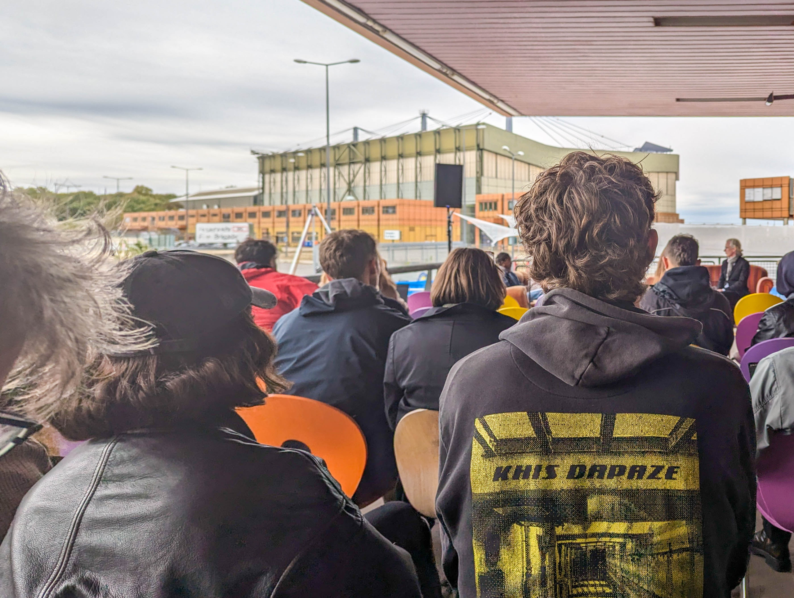 Bild des Paneltalks anlässlich der Pressekonfernez zur Eröffnung, von hinten zu sehen ein Khisdapaze e.V. Pullover.